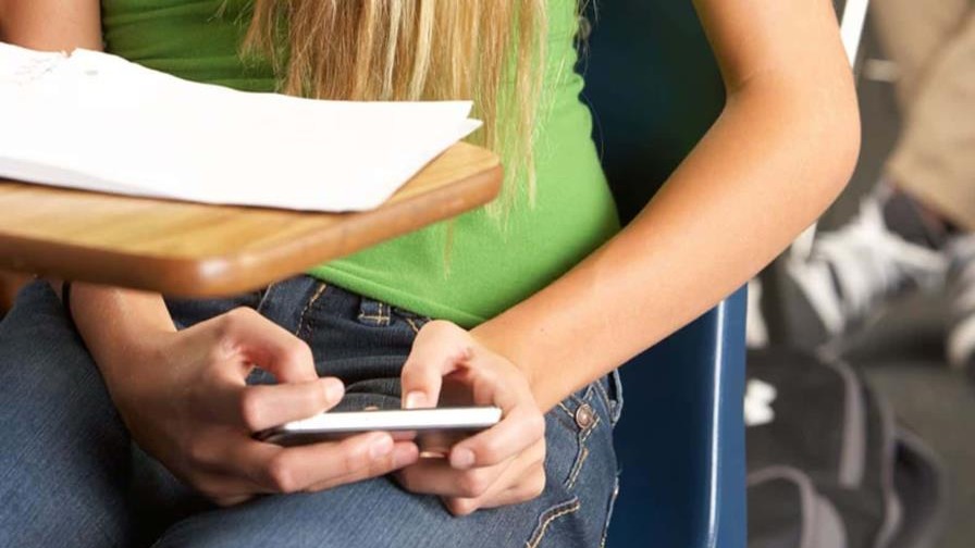 Federación de Padres apoya restricción de celulares en escuelas