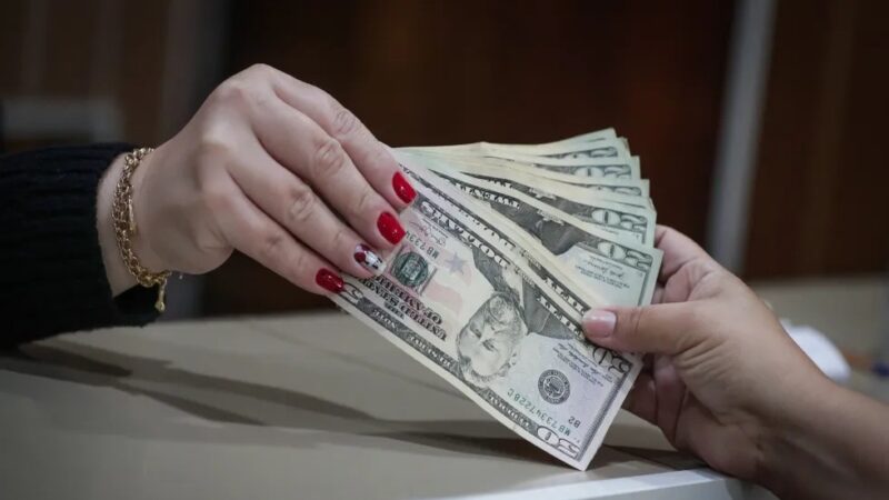 Dólar sigue bajando y se cotiza por debajo de los RD$59