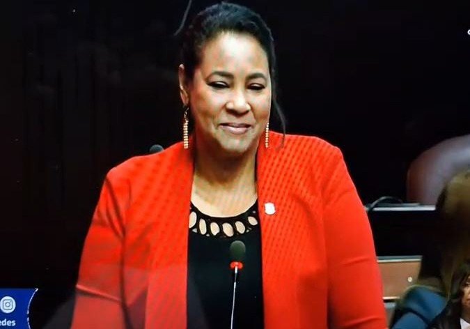La diputada Carlixta De la Cruz anuncia que está libre de cáncer