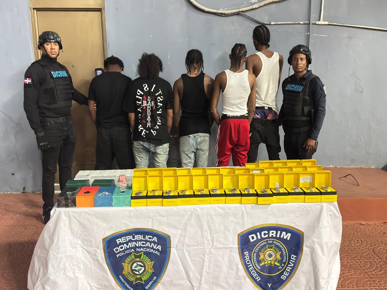 Desmantelan red de fraudes electrónicos en Santo Domingo y arrestan a cinco implicados