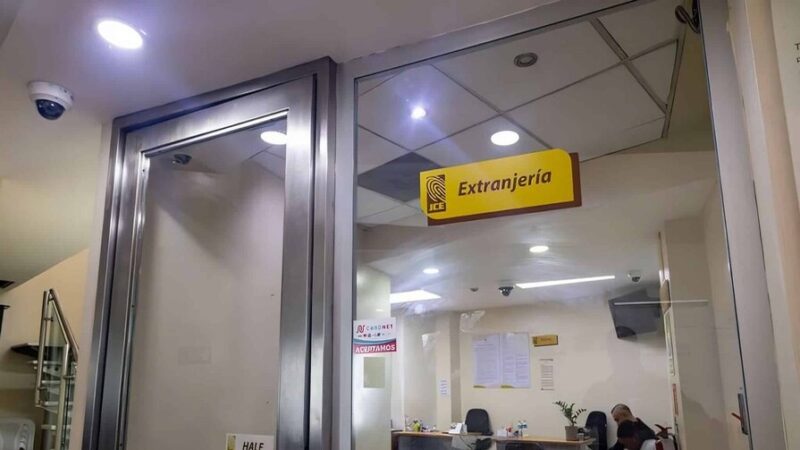 Usuarios expresan descontento por retrasos en servicios de Extranjería
