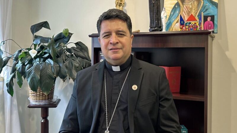 Primer obispo salvadoreño en EE.UU.: una travesía desde el maletero hasta el altar