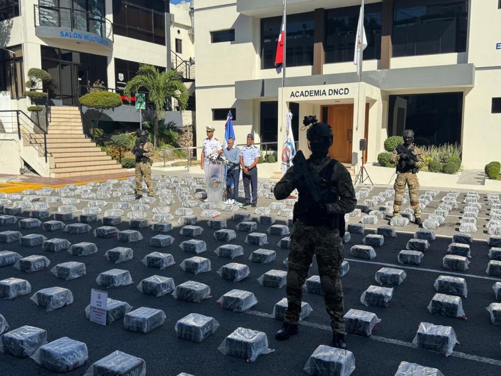 Ocho horas de persecución culminan con captura de narcolancha en costas de Santo Domingo