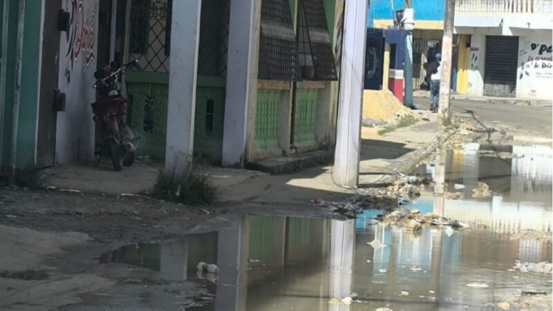 Vecinos de Pumac en Santo Domingo Norte claman por reanudación de trabajos viales