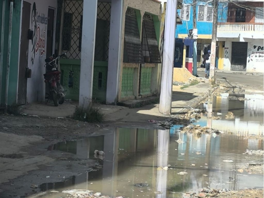 Vecinos de Pumac en Santo Domingo Norte claman por reanudación de trabajos viales