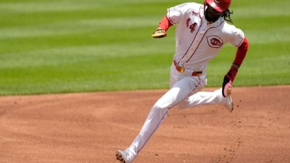 Elly De La Cruz se retira del juego por lesión en el muslo