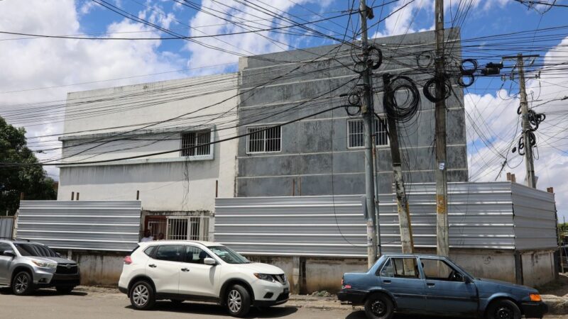 Moradores de Villa Mella expresan inquietud por la lentitud en la reconstrucción del hospital local