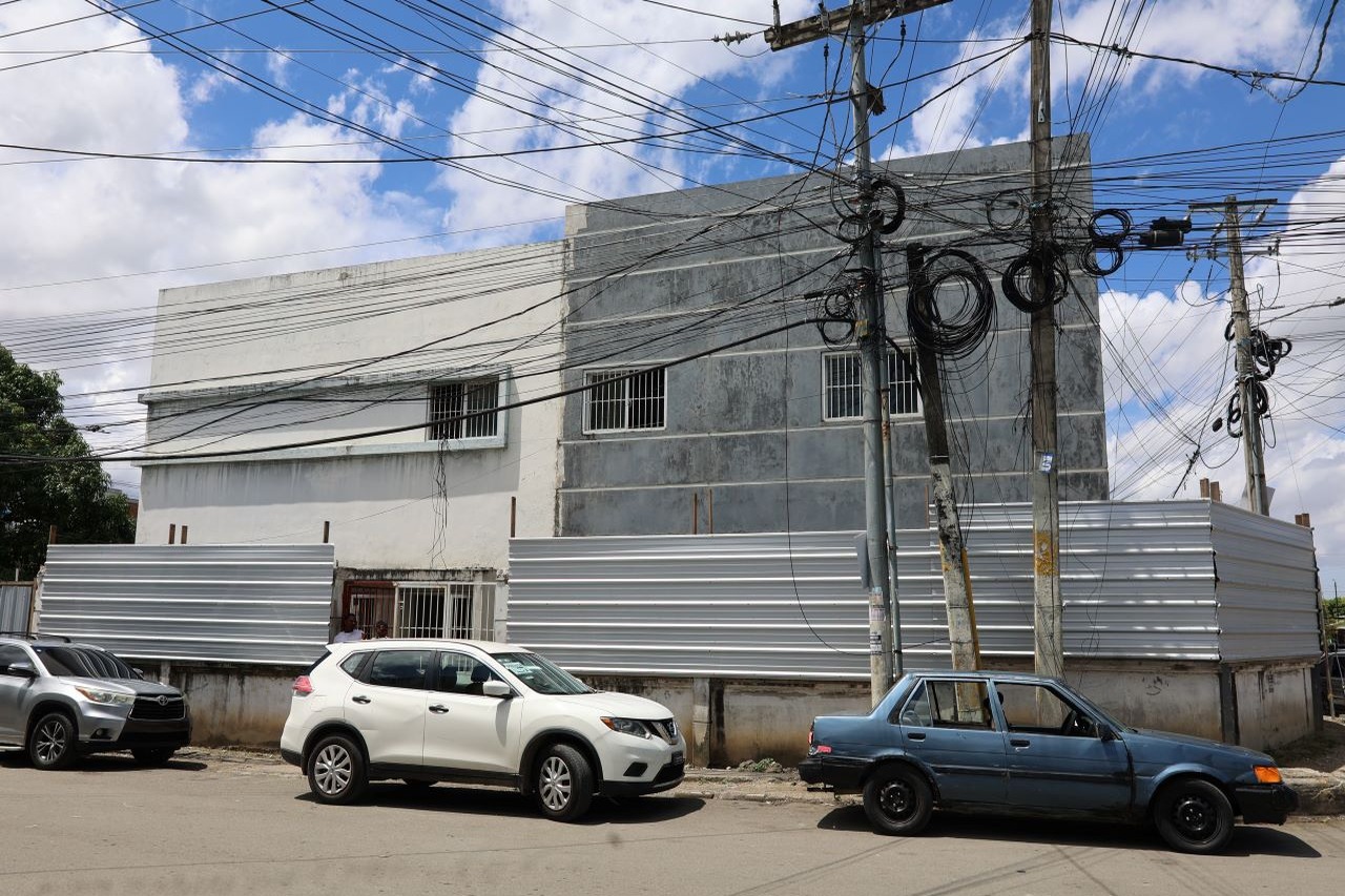Moradores de Villa Mella expresan inquietud por la lentitud en la reconstrucción del hospital local