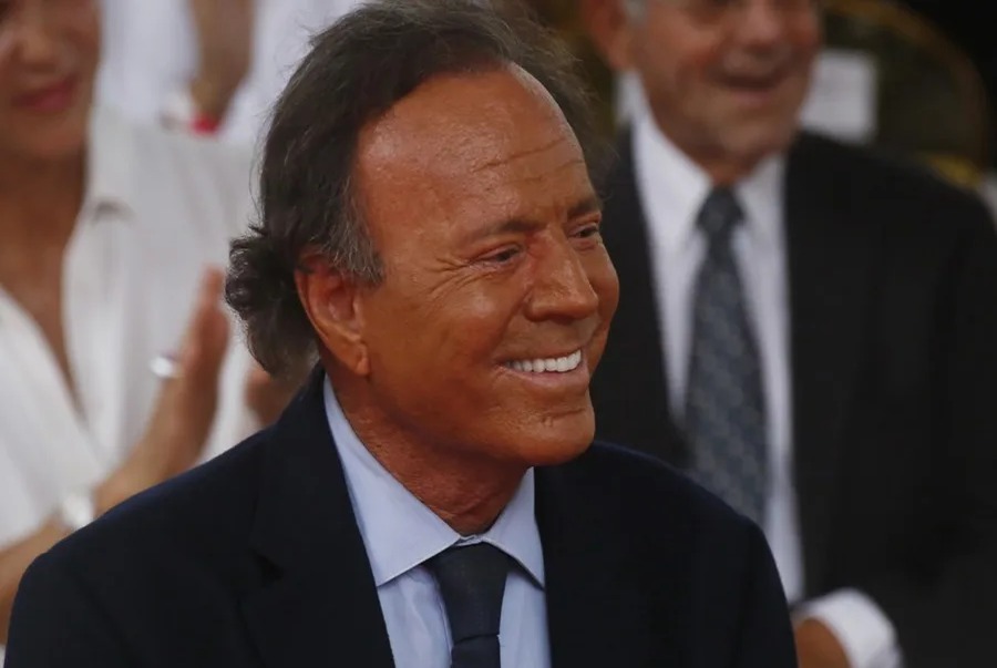 Julio Iglesias tomará acciones legales por acusaciones de abuso sexual