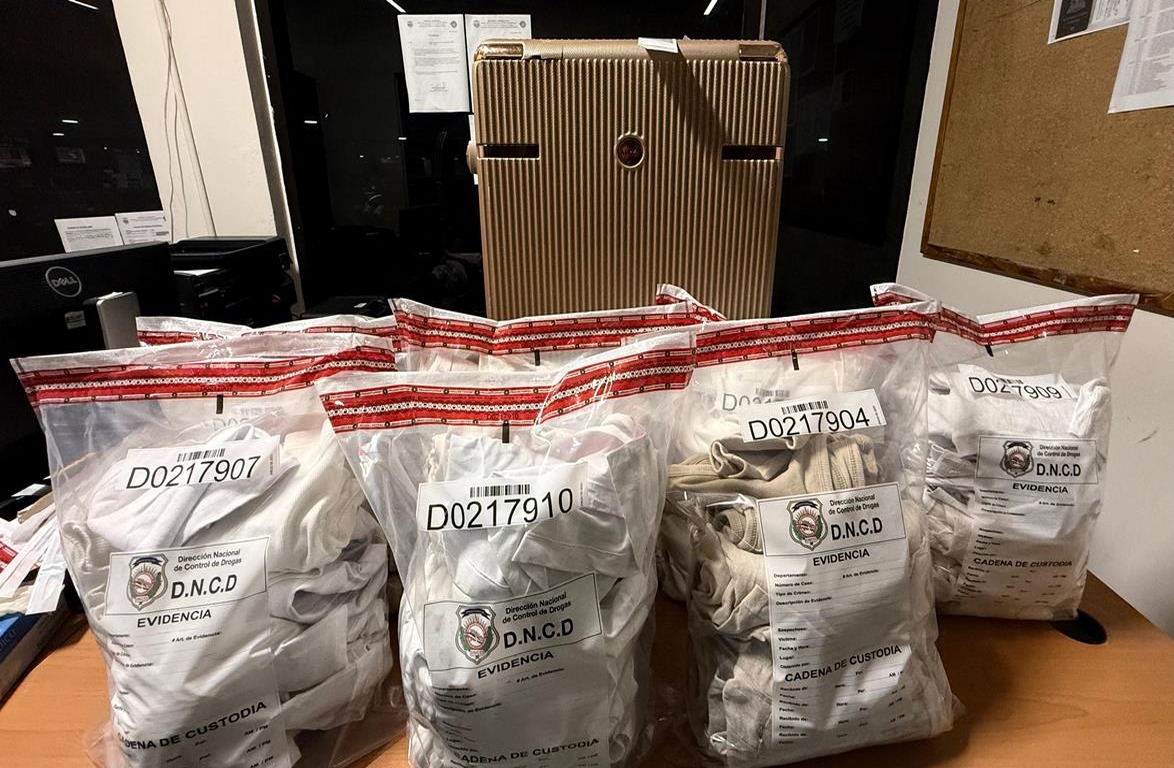 Capturan a colombiana en el AILA con prendas impregnadas de droga