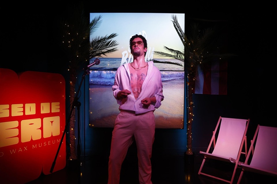 Bad Bunny inmortalizado en el Museo de Cera de Madrid con un toque caribeño