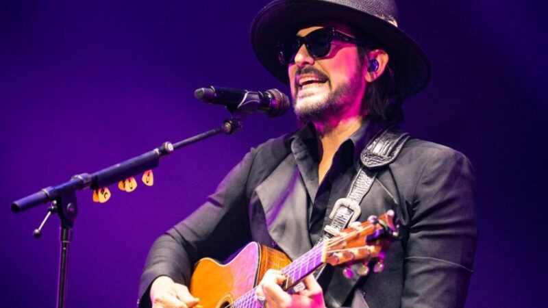 Beto Cuevas deslumbra con su concierto acústico en Santo Domingo