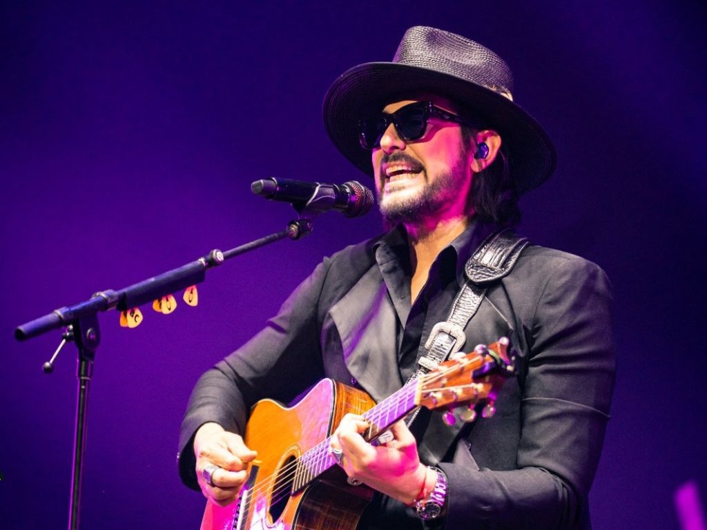 Beto Cuevas deslumbra con su concierto acústico en Santo Domingo