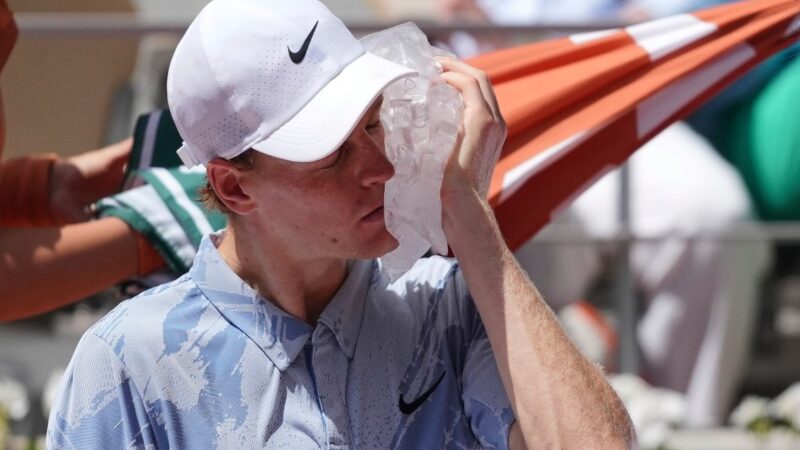 Jannik Sinner sucumbe al calor de París y cae en Roland Garros