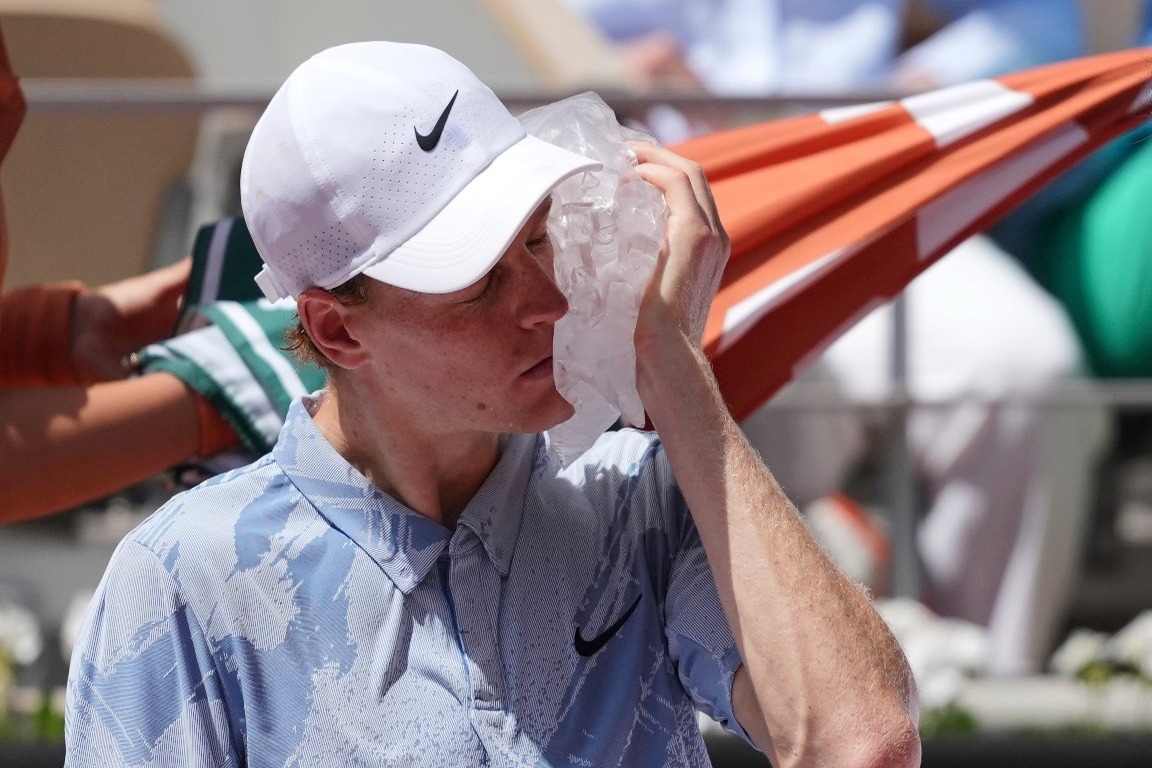 Jannik Sinner sucumbe al calor de París y cae en Roland Garros