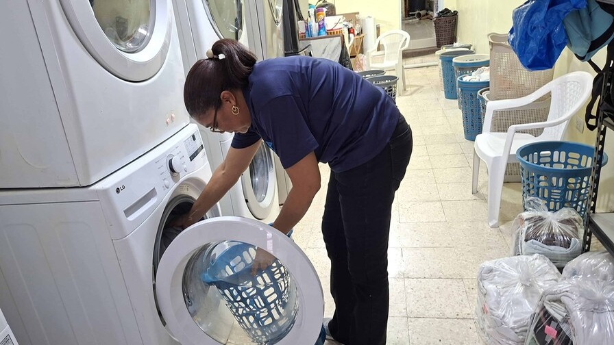 El auge del lavado por libra transforma las lavanderías en Santo Domingo