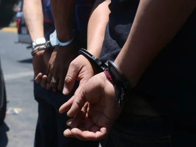 Detienen a dos personas en Puerto Plata por comercialización de vehículo robado