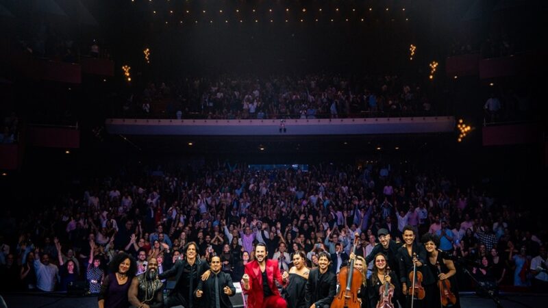 Beto Cuevas conmueve con una velada acústica inolvidable en Santo Domingo