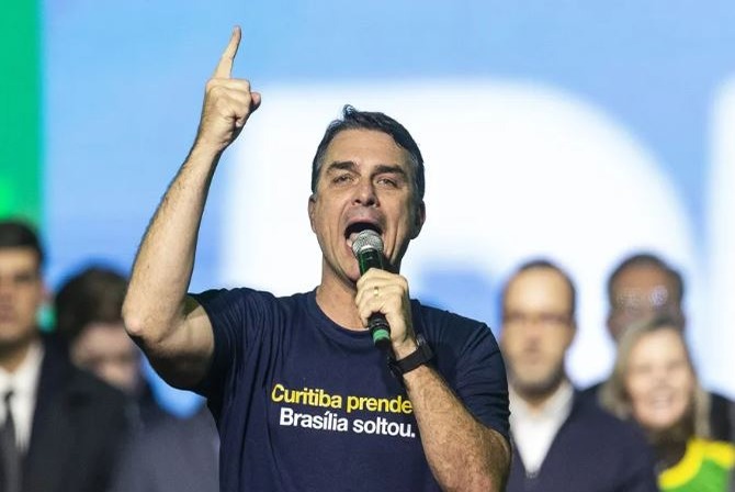 Flávio Bolsonaro acusa a Lula de vínculos con bandas catalogadas como terroristas por EE.UU.