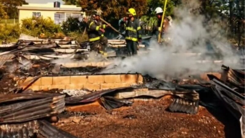 Incendios arrasan con viviendas en Villa Isabela y Cabarete