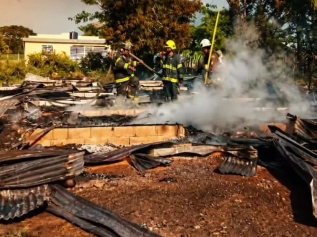 Incendios arrasan con viviendas en Villa Isabela y Cabarete