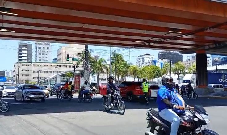 Motoristas desafían las leyes de tránsito con maniobras temerarias en Santo Domingo