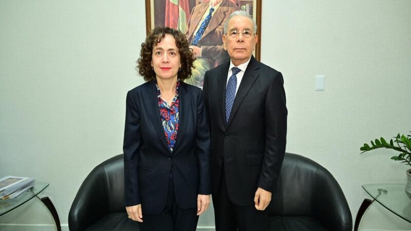 Expresidente Danilo Medina recibe a embajadora de España para diálogo sobre la situación nacional