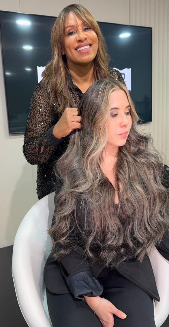Las canas, símbolo de autenticidad y empoderamiento en las madres contemporáneas