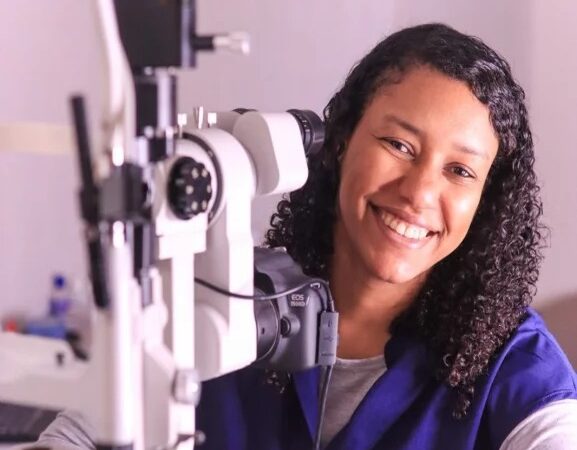 Especialista advierte sobre el aumento de ojo seco en niños miopes