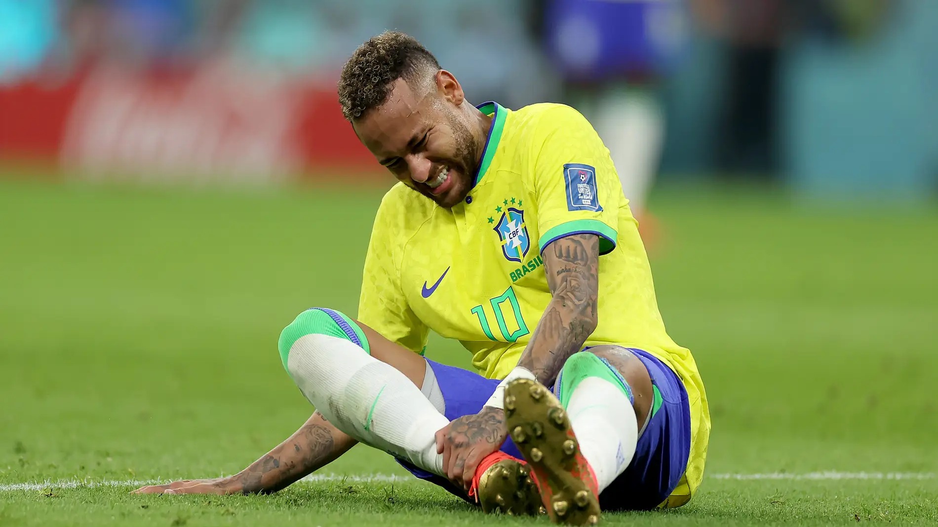 Neymar enfrenta lesión muscular pero sigue con la selección brasileña