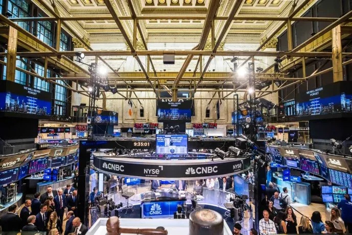 Caída en Wall Street tras alza del petróleo y dudas sobre negociaciones de paz con Irán