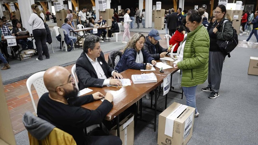 Jornada electoral en Colombia avanza de manera tranquila a mitad de día