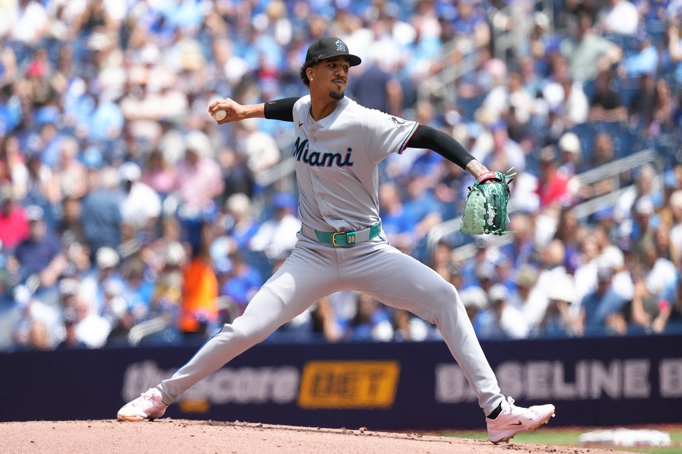 Eury Pérez deja el juego ante Toronto por espasmos musculares