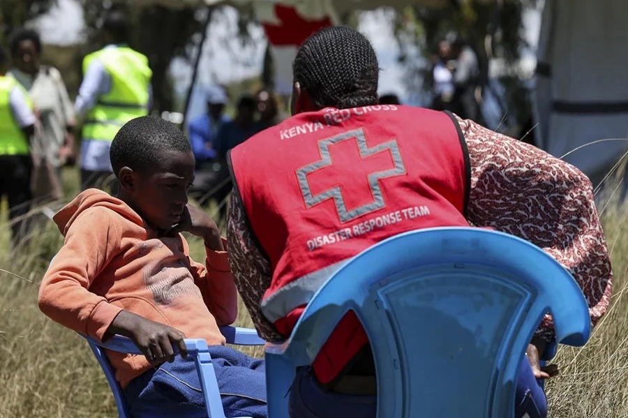 Incendio en internado de Kenia deja 16 niñas fallecidas y decenas de heridas