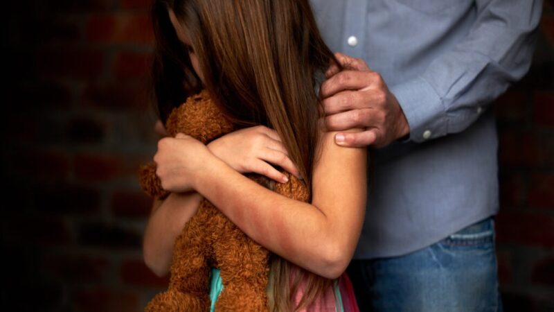 Psicólogo advierte sobre los riesgos de relaciones desiguales entre adolescentes y adultos