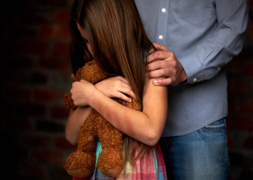 Psicólogo advierte sobre los riesgos de relaciones desiguales entre adolescentes y adultos