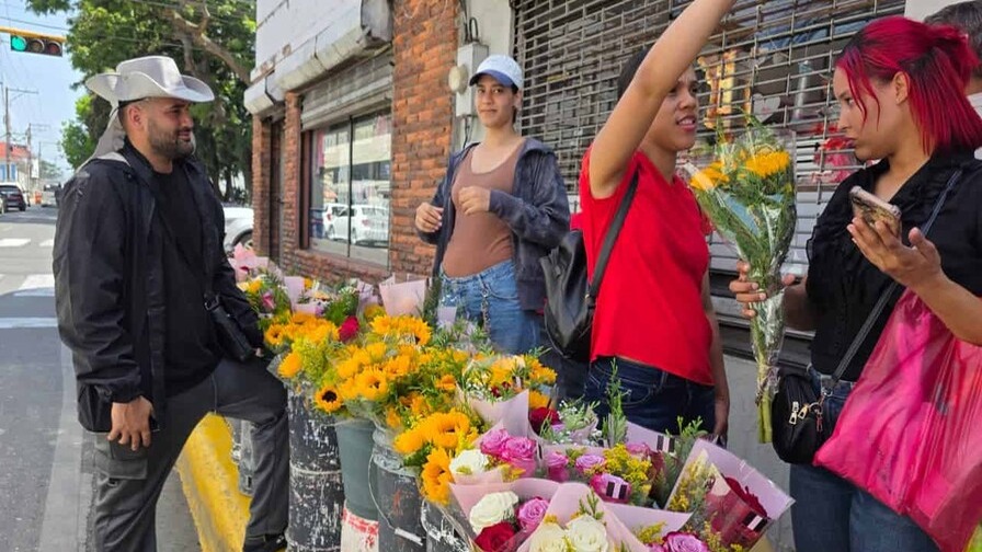 Festividades del Día de las Madres impulsan comercio y visitas a cementerios en Santiago
