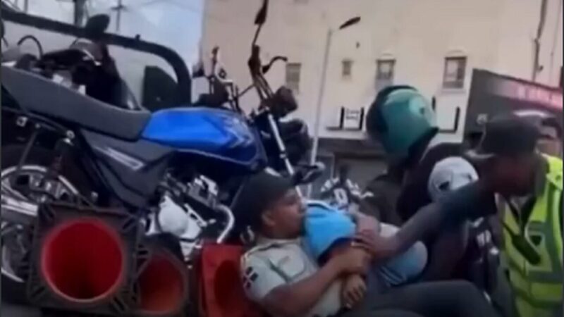 Conductor de motocicleta enfrenta a agentes de tránsito en Villa Mella; será procesado legalmente