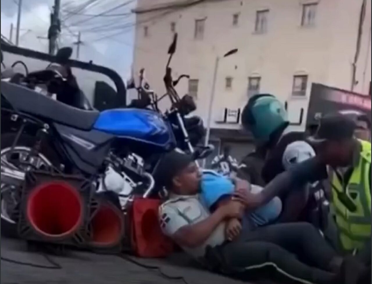 Conductor de motocicleta enfrenta a agentes de tránsito en Villa Mella; será procesado legalmente