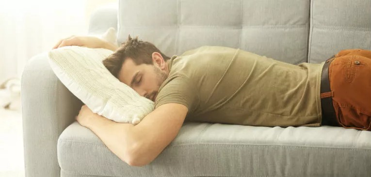 Cómo aliviar el dolor de espalda al dormir con posiciones adecuadas