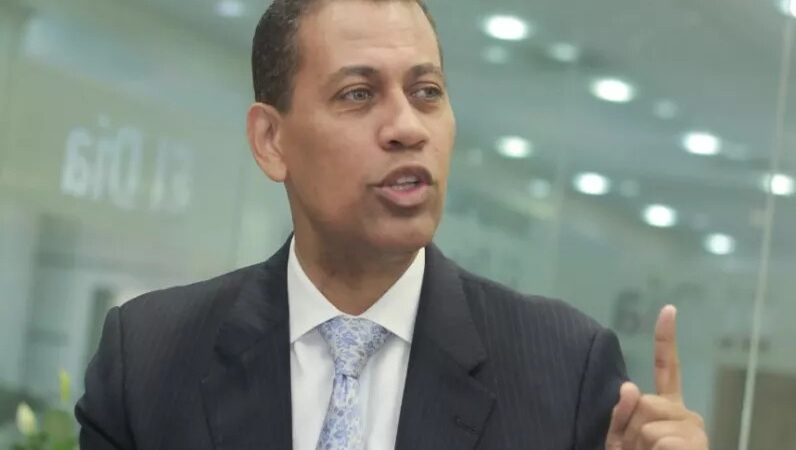 Guido Gómez Mazara comparte su visión en encuentro del Grupo de Comunicaciones Corripio