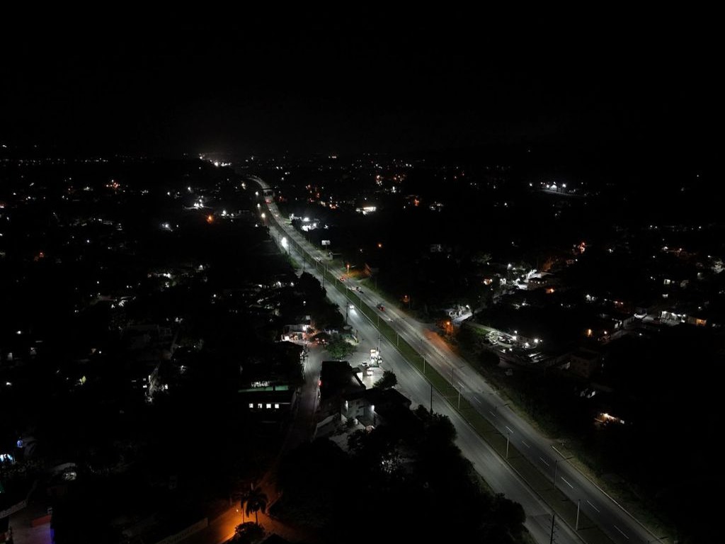 Avance en la iluminación del corredor sur: Instalan 1,084 luminarias LED solares