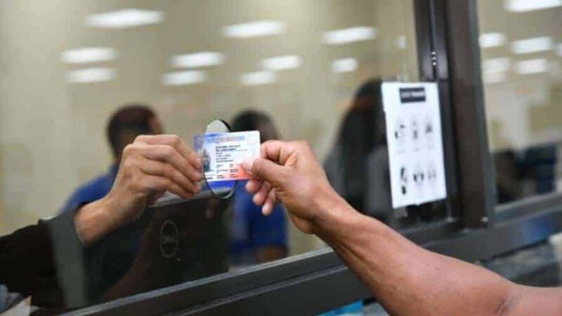 Abinader extiende vigencia de licencias de conducir para mayores de 65 años