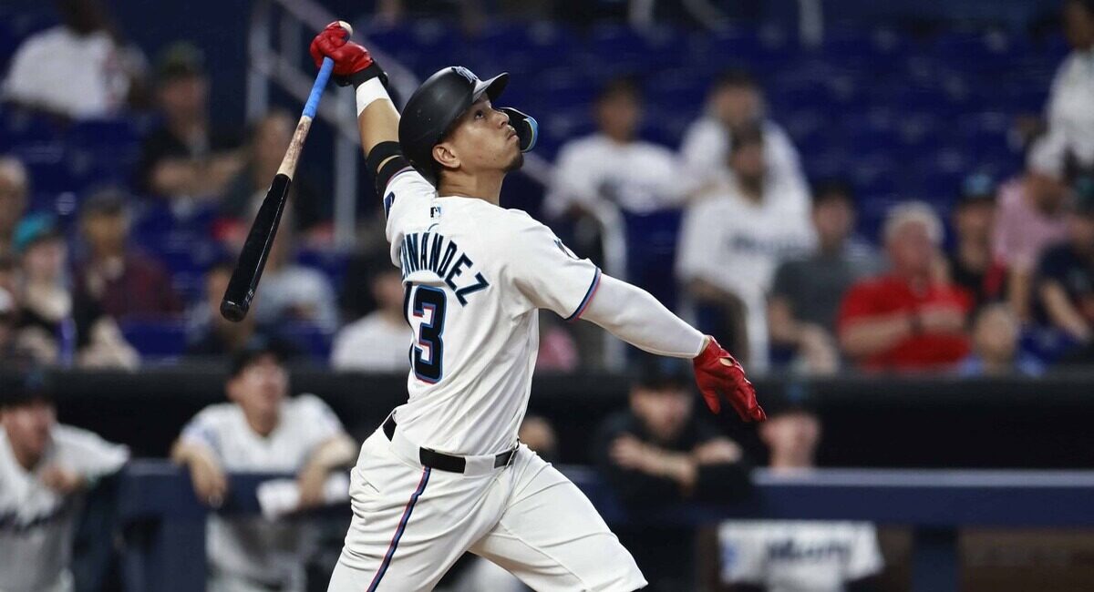 Heriberto Hernández impulsa victoria de los Marlins sobre los Rays en un emocionante encuentro