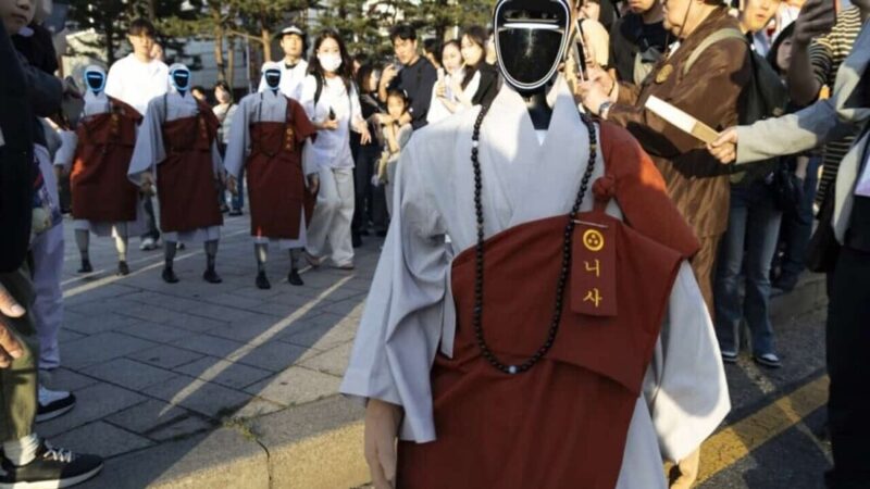 Innovador monje robot desfila en Seúl para celebrar el nacimiento de Buda