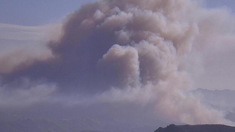 Incendios forestales impulsados por el viento arrasan el sur de California