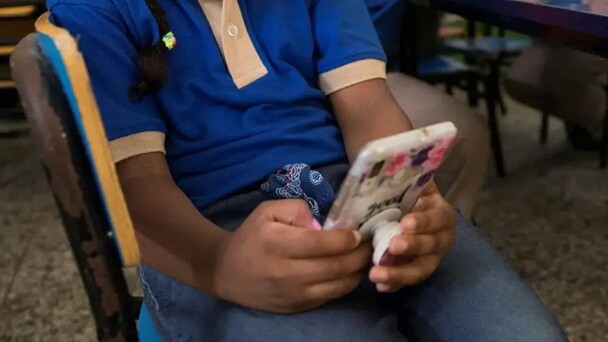 Nuevas normas sobre celulares en escuelas entrarán en vigor en 90 días