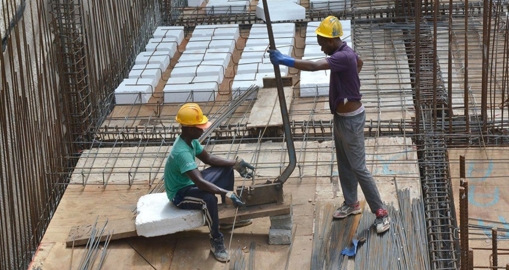 Constructores Dominicanos Ajustan Estrategias ante la Inflación en Viviendas