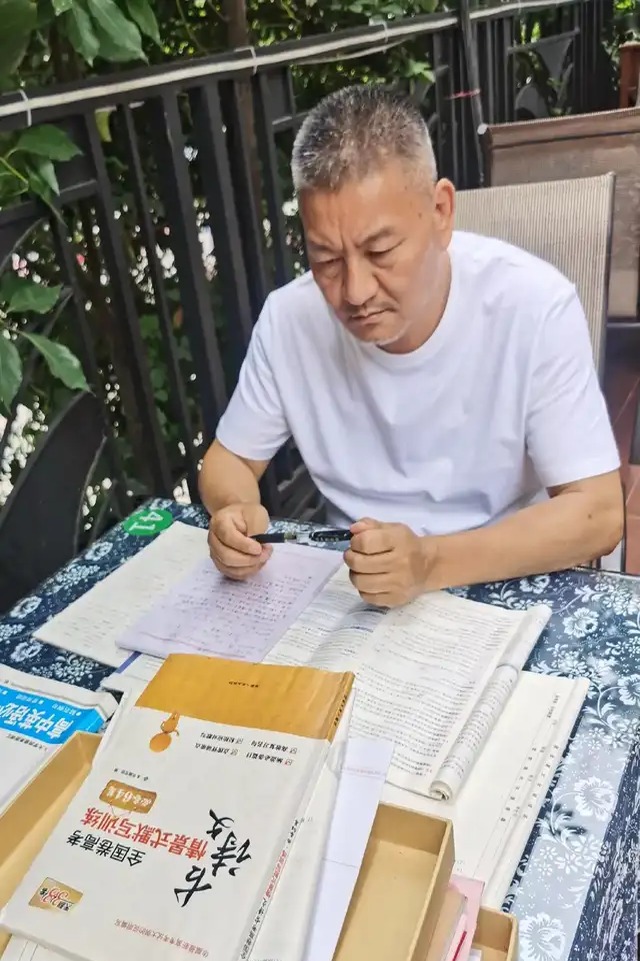 Empresario Chino Persiste en su Sueño Universitario tras 30 Intentos