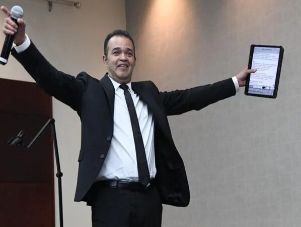 Artistas Dominicanos Unen Fuerzas en Oración por la Salud de Alex Bueno